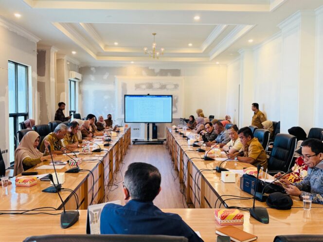 
					Suasana Rapat Badan Musyawarah (Banmus) DPRD Provinsi Sulawesi Tengah dalam rangka pembahasan jadwal kegiatan Masa Persidangan III Tahun Kesatu, yang digelar di Ruang Baruga, Gedung B Lantai 3 DPRD Sulteng, Selasa (08/07/25). FOTO: istimewa