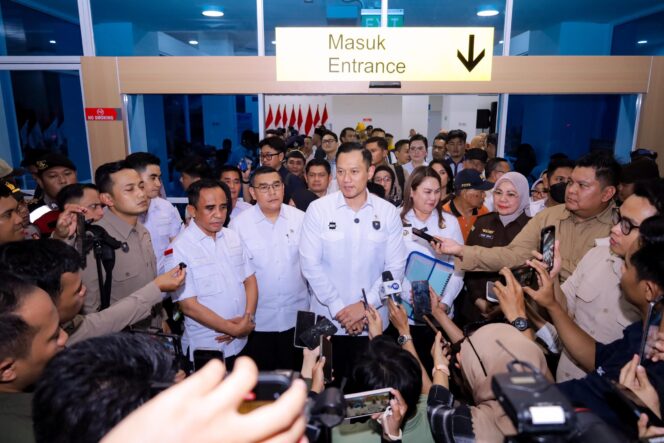
					Menteri Koordinator Bidang Infrastruktur dan Pembangunan Kewilayahan RI, Agus Harimurti Yudhoyono (AHY), memberikan keterangan pers usai meninjau Pelabuhan Donggala, Sulawesi Tengah, Rabu (09/07/25). FOTO: istimewa