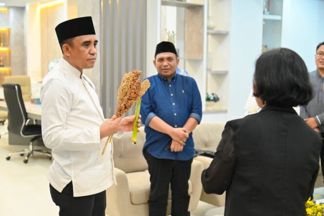 
					Gubernur Sulawesi Tengah, Dr. H. Anwar Hafid, menerima perwakilan Sejati Petani Sorgum Indonesia (SEPASI) Provinsi Sulawesi Tengah di ruang kerjanya, Jumat (11/07/25). FOTO: istimewa