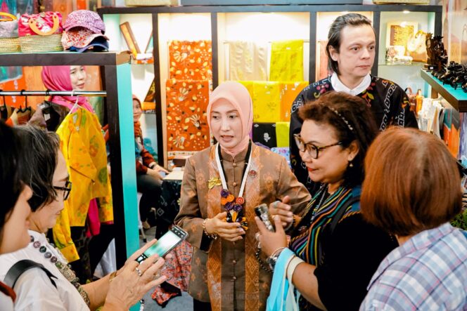 
					Ketua Dekranasda Sulawesi Tengah, Ir. Sri Nirwanty Bahasoan (tengah), berdialog dengan pengunjung saat meninjau stan pameran kerajinan Sulawesi Tengah dalam rangkaian HUT ke-45 Dekranas di Balikpapan Sport and Convention Center, Jumat (11/07/25). FOTO: istimewa