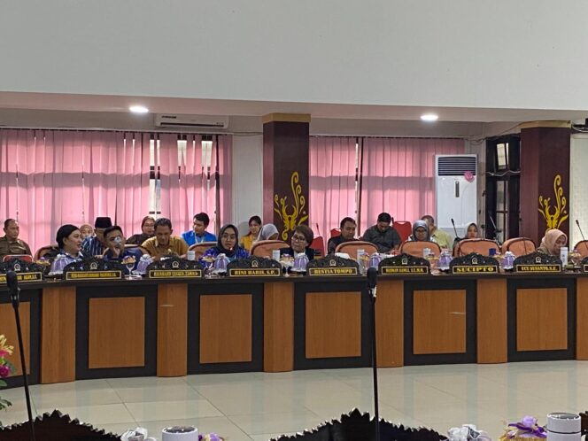 
					Juru Bicara Fraksi Amanat Solidaritas, Rini Haris, menyampaikan pandangan fraksinya dalam rapat paripurna pembahasan akhir Ranperda RPJMD Kota Palu Tahun 2025–2029 di Ruang Sidang Utama DPRD Kota Palu, Sabtu (12/07/25). FOTO: netiz.id 