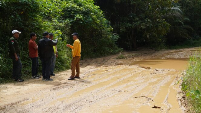 
					Anggota Komisi III DPRD Provinsi Sulawesi Tengah, berdialog dengan warga saat meninjau langsung kondisi ruas Jalan Tonusu–Pendolo yang rusak parah dan berlumpur, di wilayah pesisir barat Danau Poso, Senin (23/06/25). FOTO: istimewa
