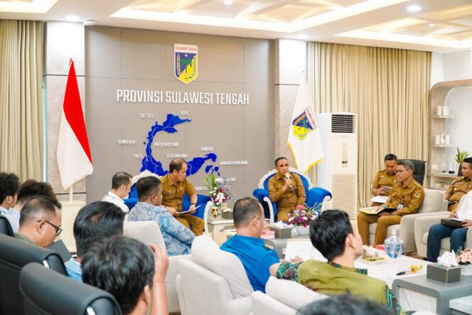 
					Gubernur Sulawesi Tengah, H. Anwar Hafid (memegang mikrofon), memberikan arahan dalam kegiatan sosialisasi Peraturan Gubernur Nomor 15 Tahun 2025 tentang Besaran Nilai Perolehan Air Permukaan, yang digelar di Ruang Kerja Gubernur, Senin (14/07/25). FOTO: istimewa