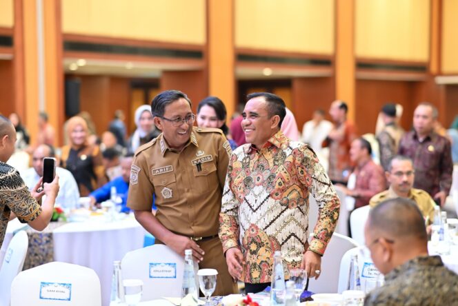
					Gubernur Sulawesi Tengah, H. Anwar Hafid (kanan), bersama Kepala Dinas Kelautan dan Perikanan Provinsi Sulteng, Arif Latjuba (kiri), berbincang hangat di sela kegiatan Rapat Kerja Teknis (Rakernis) Penataan Ruang Laut yang diselenggarakan oleh Kementerian Kelautan dan Perikanan di Hotel Borobudur, Jakarta, Senin (15/07/25). FOTO: istimewa