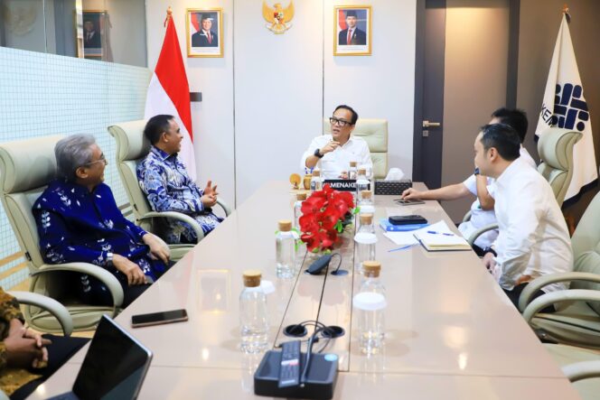 
					Wakil Menteri Ketenagakerjaan, Immanuel Ebenezer (tengah), berbincang dengan Gubernur Sulawesi Tengah, Anwar Hafid (kiri), saat pertemuan di kantor Kementerian Ketenagakerjaan, Jakarta, Rabu (16/07/25). FOTO: istimewa