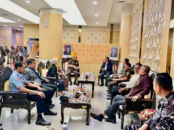 
					Suasana ramah tamah dalam penyambutan Kepala Kejaksaan Tinggi Sulawesi Tengah yang baru, N. Rahmat, di ruang VIP Bandara Mutiara Sis Aljufri Palu, Kamis (17/07/25). Hadir dalam kesempatan tersebut Gubernur Sulteng Anwar Hafid, anggota DPRD Sulteng Abdul Rahman, Danrem 132/Tadulako, serta jajaran Forkopimda dan pejabat Kejati Sulteng. FOTO: istimewa