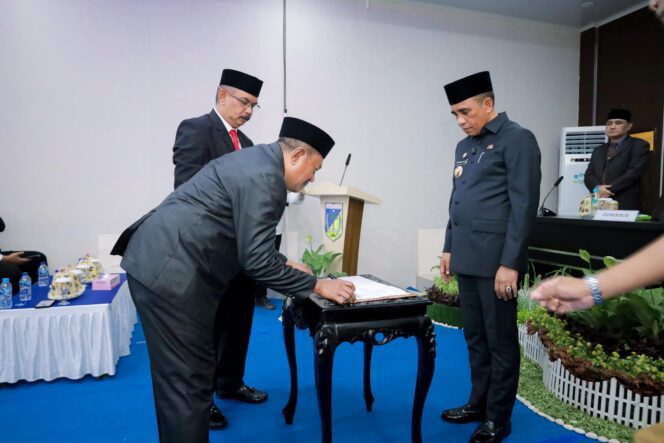 
					Gubernur Sulawesi Tengah, Anwar Hafid (kanan), menyaksikan penandatanganan berita acara pelantikan oleh Ajengkris sebagai Kepala Dinas Energi dan Sumber Daya Mineral (ESDM) Provinsi Sulteng, di Aula Kantor Dinas ESDM, Senin (21/07/25). FOTO: istimewa