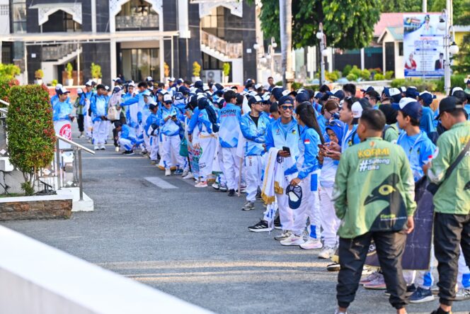 
					Para pegiat olahraga dari berbagai komunitas di Sulawesi Tengah bersiap mengikuti prosesi pelepasan kontingen KORMI Sulteng menuju Festival Olahraga Rekreasi Masyarakat Nasional (FORNAS) VIII Tahun 2025 di Nusa Tenggara Barat, Senin (21/07/25). FOTO: istimewa