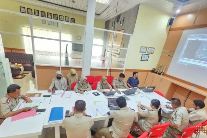 
					Suasana rapat koordinasi yang digelar Kantor Pertanahan Kabupaten Donggala, membahas penyelesaian sengketa lahan antara masyarakat Desa Toviora, Minti Makmur, dan Polanto Jaya dengan PT Lestari Tani Teladan, pada Senin (21/07/25). FOTO: istimewa