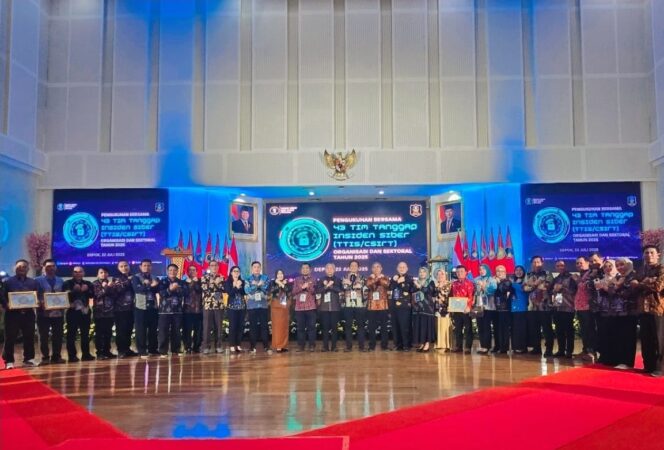 
					Para perwakilan dari 43 Tim Tanggap Insiden Siber (TTIS/CSIRT) dari berbagai instansi pusat dan daerah berfoto bersama usai prosesi Pengukuhan Bersama oleh Kepala BSSN, Letjen TNI (Purn.) Nugroho Sulistyo Budi, di Depok, Jawa Barat, Selasa malam (22/07/25). Salah satu yang dikukuhkan adalah Donggala Tim-CSIRT, yang mewakili Pemerintah Kabupaten Donggala, Sulawesi Tengah. FOTO: istimewa