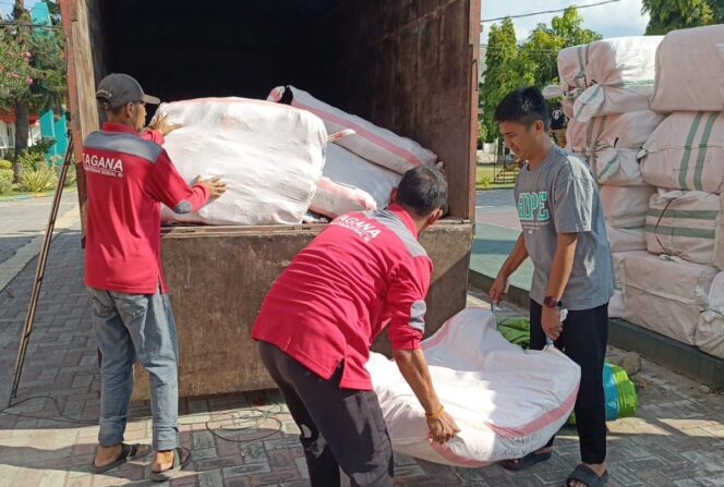 
					Petugas Tagana dan relawan BPBD tengah memuat bantuan logistik ke dalam truk di halaman Gudang Sentra Nipotowe, Palu, Jumat (25/07/25). Bantuan ini dikirimkan untuk warga terdampak gempa bumi di Kecamatan Pamona Tenggara dan Pamona Selatan, Kabupaten Poso. FOTO: istimewa