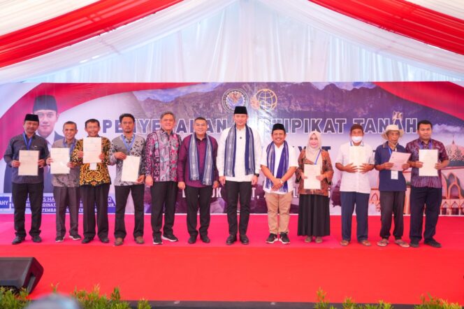 
					Wakil Menteri ATR/Waka BPN, Ossy Dermawan (tengah), bersama Menko Bidang Infrastruktur dan Pembangunan Kewilayahan, Agus Harimurti Yudhoyono, foto bersama para penerima sertipikat tanah elektronik usai penyerahan secara simbolis kepada masyarakat di Kabupaten Lombok Barat, Nusa Tenggara Barat, Minggu (27/07/25). FOTO: istimewa