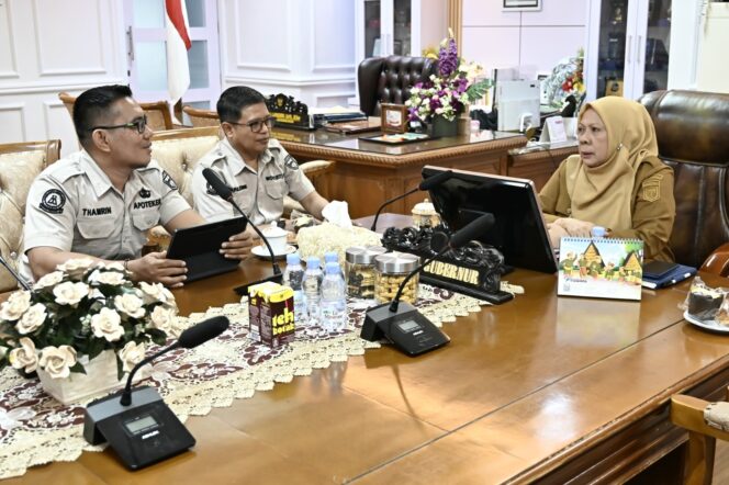 
					Wakil Gubernur Sulawesi Tengah, dr. Reny A. Lamadjido, Sp.PK., M.Kes, saat menerima kunjungan tim Diabetes Wound Expo 2025 di ruang kerjanya, Selasa (29/07/25). FOTO: istimewa