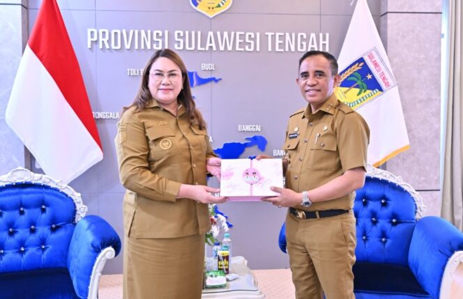 
					Gubernur Sulawesi Tengah, Dr. H. Anwar Hafid, menerima cenderamata dari Bupati Donggala, Vera Laruni, saat audiensi di ruang kerja Gubernur, Selasa (29/07/25). FOTO: istimewa