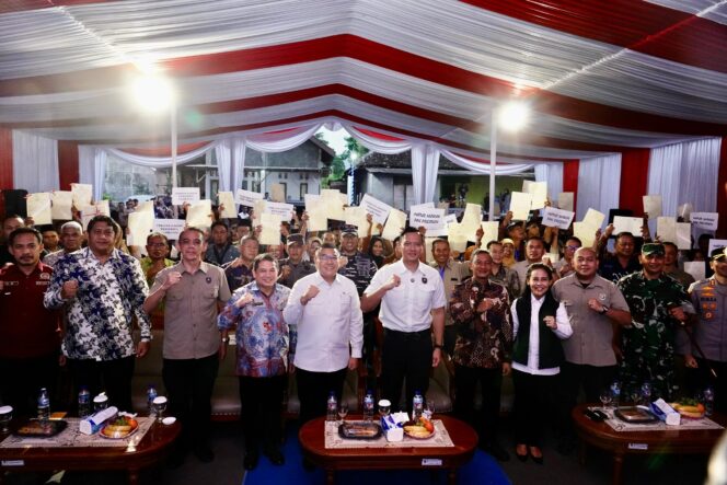 
					Menko IPK Agus Harimurti Yudhoyono (AHY) dan Wamen ATR/Waka BPN Ossy Dermawan berfoto bersama para penerima sertipikat tanah di Kabupaten Pacitan, Kamis (03/07/25). FOTO: istimewa