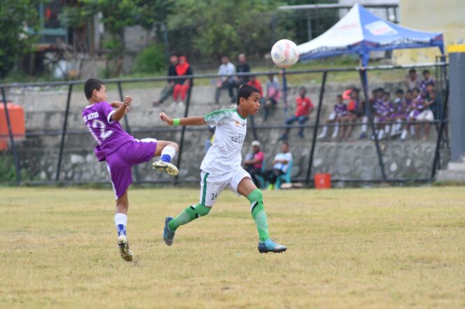 
					Aksi seru dalam pertandingan Piala Soeratin U13 antara SJS Luwuk (putih-hijau) melawan Buol United (ungu) pada Senin (18/08/25). FOTO: Adi