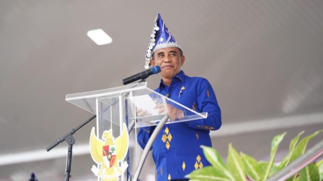 
					Gubernur Sulawesi Tengah, Anwar Hafid, mengenakan pakaian adat khas daerah saat memberikan sambutan dalam upacara peringatan Hari Ulang Tahun ke-73 Kabupaten Donggala, Selasa (12/08/25) di halaman Kantor Bupati Donggala. FOTO: istimewa