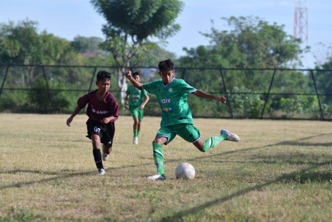 
					Pemain SJS Luwuk (hijau) berusaha menguasai bola di tengah tekanan pemain lawan pada laga Piala Soeratin U13 di Stadion PS Kilat, Selasa (19/08/25). FOTO: Adi P