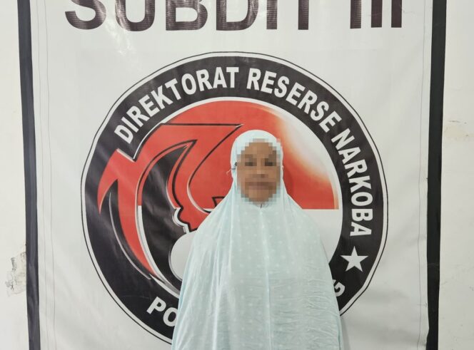 
					Tersangka AT (43), warga Desa Lolioge, Kecamatan Banawa, Donggala, saat diamankan oleh Tim Subdit III Ditresnarkoba Polda Sulteng terkait kasus dugaan peredaran narkotika jenis sabu-sabu. (Foto: Humas Polda Sulteng)