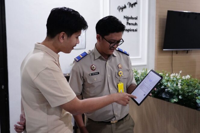 
					Petugas ATR/BPN memberikan penjelasan layanan Peralihan Elektronik kepada masyarakat melalui aplikasi digital di Kantor Pertanahan. FOTO: istimewa