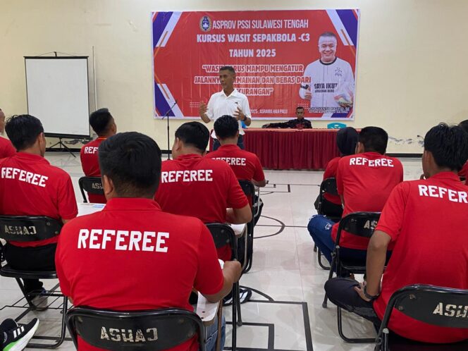 
					Peserta kursus wasit sepak bola lisensi C3 tahun 2025 mendengarkan materi yang disampaikan instruktur di Asrama Haji Palu, Minggu (10/08/25). FOTO: netiz.id