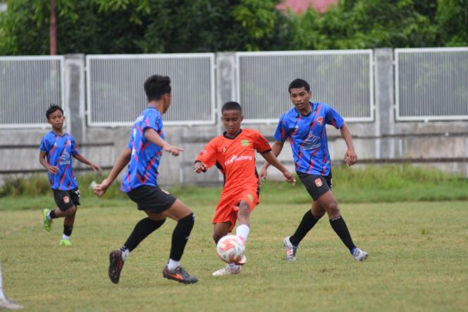 
					Pemain Persipal FC (jersey oranye) menguasai bola di tengah kepungan pemain Darma Putra pada laga perempat final Piala Soeratin U-15 Sulawesi Tengah 2025 di Lapangan PS Beringin Nunu, Kota Palu, Rabu (20/08/25). FOTO: Adi P