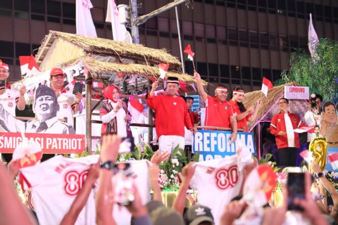 
					Menteri ATR/Kepala BPN Nusron Wahid bersama Wakil Menteri ATR/Wakil Kepala BPN Ossy Dermawan ikut memeriahkan Karnaval Kemerdekaan HUT ke-80 RI dari atas kendaraan hias bertema “Tanah Bersertipikat, Negeri Berdaulat” di Jakarta, Minggu (17/08/25) malam. FOTO: istimewa