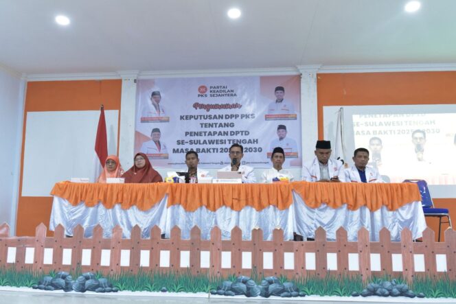 
					Ketua DPW PKS Sulawesi Tengah, Muhammad Wahyuddin (tengah), didampingi jajaran pengurus saat mengumumkan penetapan Dewan Pimpinan Tingkat Daerah (DPTD) se-Sulawesi Tengah masa bakti 2025–2030, di Aula Lantai II DPTW PKS Sulteng, Kamis (14/08/25). FOTO: netiz.id 