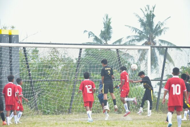 
					Para pemain Persido Donggala (merah) menahan gempuran dari pemain Dharma Putra Tavanjuka. (Hitam). FOTO: netiz.id 