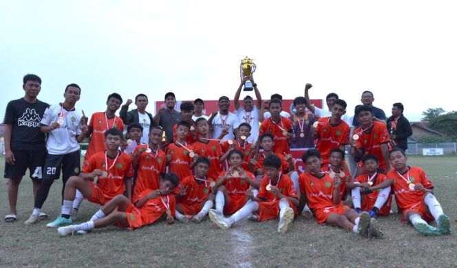
					Skuad Persipal FC U-15 berpose bersama trofi usai menjuarai Piala Soeratin U-15 Sulawesi Tengah musim 2025–2026, setelah mengalahkan Palu Putra 1-0 di final di Lapangan Beringin Nunu, Jumat (22/08/25). FOTO: netiz.id 