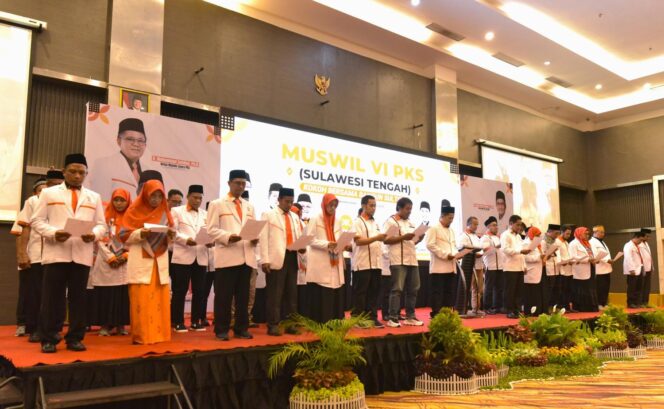 
					Pengurus DPW Partai Keadilan Sejahtera (PKS) Sulawesi Tengah membacakan ikrar saat pelaksanaan Musyawarah Wilayah (Muswil) VI PKS Sulteng di Hotel Best Western Coco, Kota Palu, Minggu (24/08/25). FOTO: netiz.id 