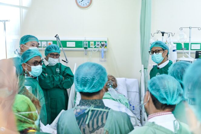 
					Menteri Kesehatan RI, Budi Gunadi Sadikin, didampingi Wakil Gubernur Sulawesi Tengah, dr. Reny A. Lamadjido, meninjau kondisi pasien pasca operasi bedah jantung terbuka perdana di RSUD Undata Palu, Jumat (01/08/25). FOTO: istimewa