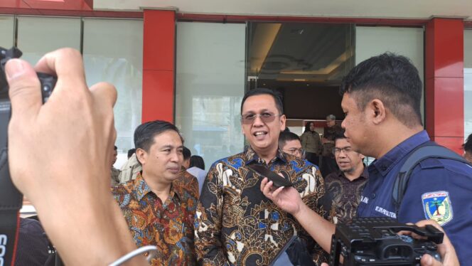 
					Ketua Komisi IV DPRD Provinsi Sulawesi Tengah, H. Moh. Hidayat Pakamundi (tengah), memberikan keterangan kepada wartawan usai menghadiri Dialog Lokakarya 