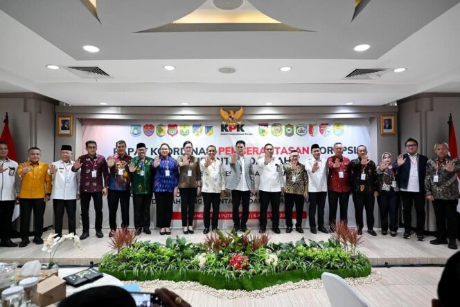 
					Gubernur Sulteng Anwar Hafid bersama kepala daerah dan se-Sulawesi Tengah saat menghadiri sosialisasi antikorupsi di Gedung KPK, Jakarta, Rabu (06/08/25). FOTO: istimewa