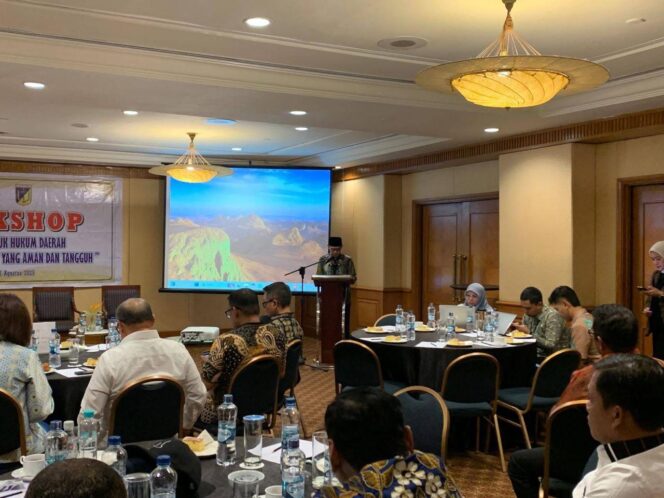 
					Wakil Ketua I DPRD Sulawesi Tengah, Aristan, saat menyampaikan sambutan sekaligus membuka workshop bertajuk “Menata Produk Hukum Daerah Menuju Sulawesi Tengah yang Aman dan Tangguh”, yang digelar di Hotel Arya Duta, Menteng, Jakarta, Kamis (07/08/25). FOTO: istimewa