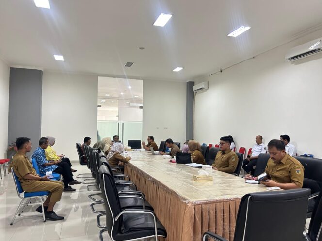 
					Suasana Rapat Dengar Pendapat antara Komisi I DPRD Sulawesi Tengah bersama BKD dan Biro Organisasi Setda Sulteng membahas pengangkatan PPPK paruh waktu, di Ruang Sidang Utama DPRD Sulteng, Selasa (12/08/25). FOTO: istimewa
