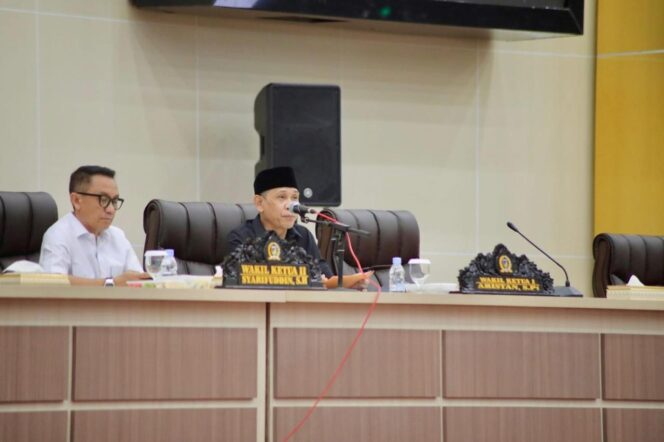 
					Wakil Ketua I DPRD Sulteng, Aristan (kanan), memimpin Rapat Paripurna bersama Wakil Ketua II, Syarifuddin Hafid (kiri), yang membahas persetujuan Raperda Pengakuan dan Perlindungan Masyarakat Hukum Adat di ruang sidang utama DPRD Sulteng, Rabu (13/08/25). FOTO: istimewa