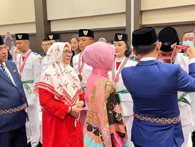 
					Anggota DPRD Sulteng, Hj. Wiwik Jumatul Rofi’ah (berkerudung putih-merah), menghadiri prosesi pengukuhan Pasukan Pengibar Bendera Pusaka (Paskibraka) Tingkat Provinsi Sulawesi Tengah Tahun 2025 di Ballroom Hotel Santika Palu, Jumat (15/08/25). FOTO: istimewa