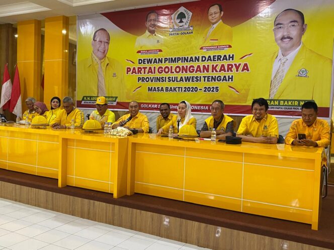 
					Sekretaris DPD Golkar Sulteng, Amran Bakir Nai (Pegang Mic), menyampaikan mekanisme pemilihan ketua yang akan diterapkan, di Palu, Minggu (17/08/25). FOTO: netiz.id 