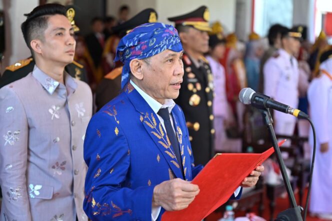 
					Wakil Ketua DPRD Sulawesi Tengah Aristan membacakan teks Proklamasi pada upacara peringatan HUT ke-80 Kemerdekaan Republik Indonesia tingkat Provinsi Sulawesi Tengah di halaman Kantor Gubernur, Minggu (17/08/25). FOTO: istimewa