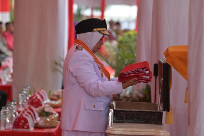 
					saat Wakil Gubernur Sulteng, dr Reny Lamadjido menjadi inspketur Upacara penurunan bendera pada HUT ke 80 RI di halaman kantor Gubernur Sulteng. FOTO: istimewa