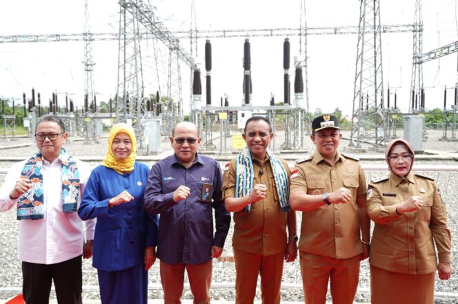 
					Gubernur Sulawesi Tengah, Anwar Hafid (tengah), bersama General Manager PLN UIP Sulawesi, Wisnu Kuntjoro Adi, Bupati Morowali Iksan Baharudin, serta jajaran Forkopimda berpose usai meresmikan Gardu Induk 150 kV Bungku di Kabupaten Morowali, Selasa (19/08/25). FOTO: istimewa
