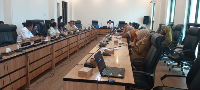 
					Suasana rapat Badan Musyawarah DPRD Provinsi Sulawesi Tengah yang membahas rekomendasi Raperda tentang Perlindungan Cagar Budaya, berlangsung di Ruang Baruga Gedung B Lantai 3 DPRD Sulteng, Selasa (19/08/25). FOTO: istimewa