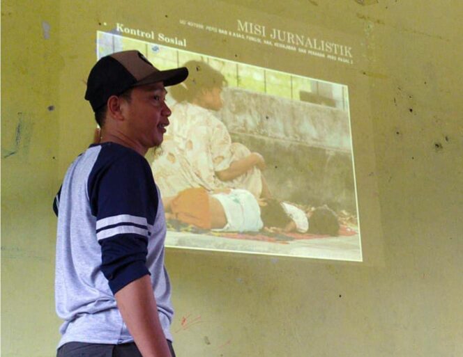 
					Ketua PFI Palu, Muhammad Rifki menjelaskan materi tentang misi jurnalistik dan peran kontrol sosial dalam sesi persiapan pameran foto “Asa di Atas Patahan” yang digelar Pewarta Foto Indonesia (PFI) Palu, Rabu (20/08/25). DOK. PFI Palu