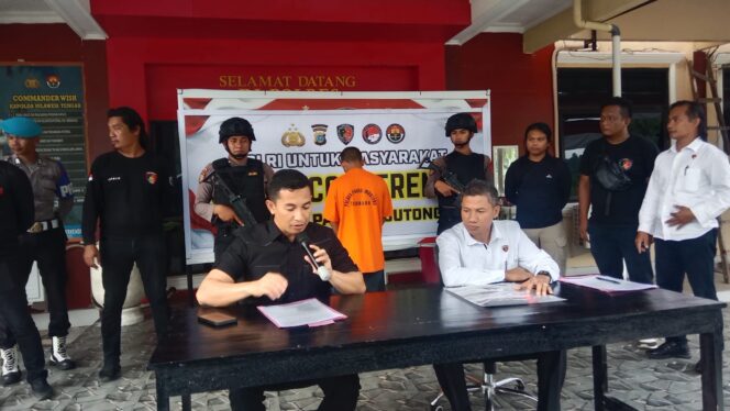 
					Kasat Reskrim Polres Parigi Moutong, IPTU Agus Salim, memberikan keterangan pers terkait penangkapan pelaku curanmor berinisial RZ, di halaman Mapolres Parimo, Kamis (21/08/25). FOTO: zonasulawesi.id