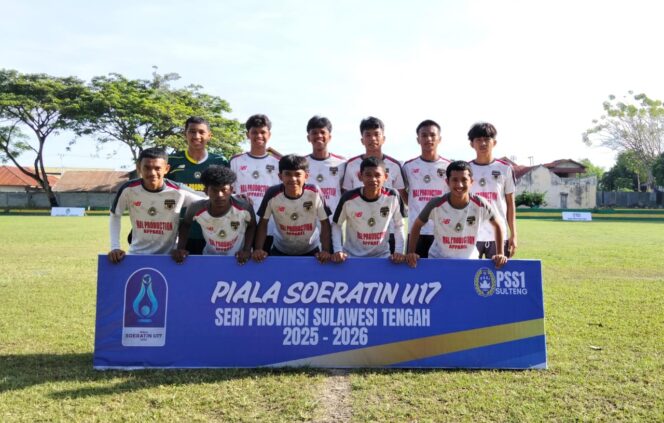 
					Para pemain Labuan Beru FC berpose bersama sebelum laga semifinal Piala Soeratin U-17 Sulawesi Tengah 2025–2026 di Lapangan Faqih Rasyid, Kota Palu, Jumat (22/8/2025). Labuan Beru memastikan langkah ke final setelah menyingkirkan Poso FC lewat adu penalti. FOTO: Agus Datuamas