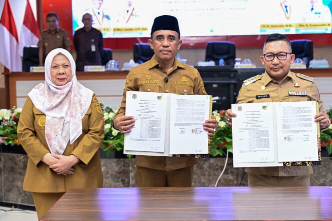 
					Gubernur Sulawesi Tengah, Dr. H. Anwar Hafid (tengah), bersama Bupati Banggai, menunjukkan dokumen kerja sama yang ditandatangani dalam Rapat Kerja Pemprov Sulteng dan Pemkab Banggai di Ruang Rapat Umum Kantor Bupati Banggai, Senin (25/08/25). FOTO: istimewa
