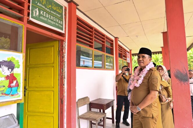 
					Gubernur Sulawesi Tengah, Anwar Hafid, saat meninjau fasilitas pendidikan di Kabupaten Banggai Kepulauan, Selasa (26/08/25). FOTO: istimewa