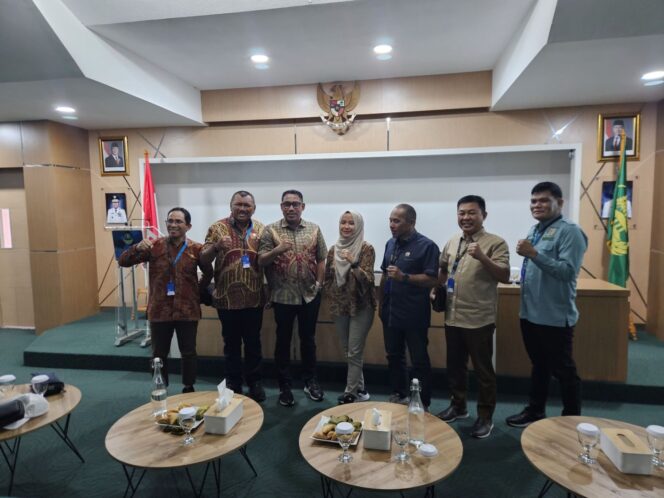 
					Anggota Komisi I DPRD Provinsi Sulawesi Tengah berfoto bersama dengan perwakilan Pemerintah Provinsi Jawa Barat usai pertemuan membahas strategi pemekaran daerah, di Bandung pada Jum'at (01/08/25). FOTO: istimewa