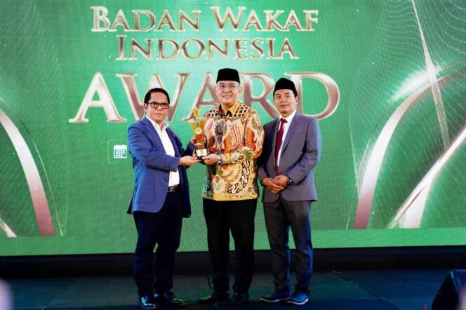 
					Wakil Menteri ATR/Wakil Kepala BPN, Ossy Dermawan (tengah), menerima penghargaan kategori Pendukung Percepatan Sertifikasi Tanah Wakaf dari Badan Wakaf Indonesia (BWI) dalam ajang BWI Awards 2025 yang digelar di Jakarta, Selasa (05/08/25). FOTO: istimewa